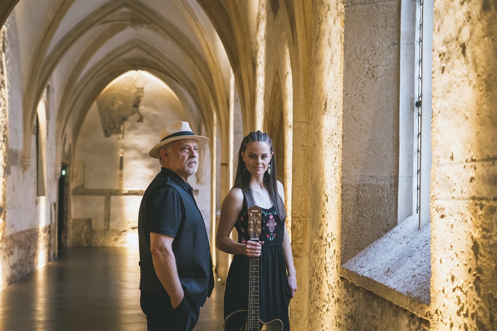 DITKA TRIO IN FERI LAINŠČEK, »MED NAMA JE ANGEL«