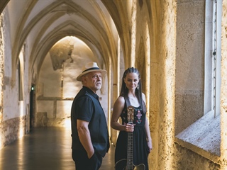 DITKA TRIO IN FERI LAINŠČEK, »MED NAMA JE ANGEL«