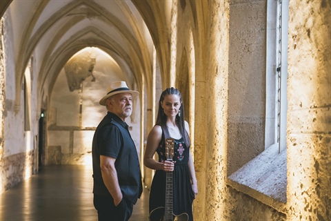 DITKA TRIO IN FERI LAINŠČEK, »MED NAMA JE ANGEL«