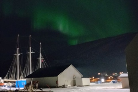 Barbara Popit - V OBJEMU POLARNEGA SIJA: z jadrnico po fjordih severne Norveške
